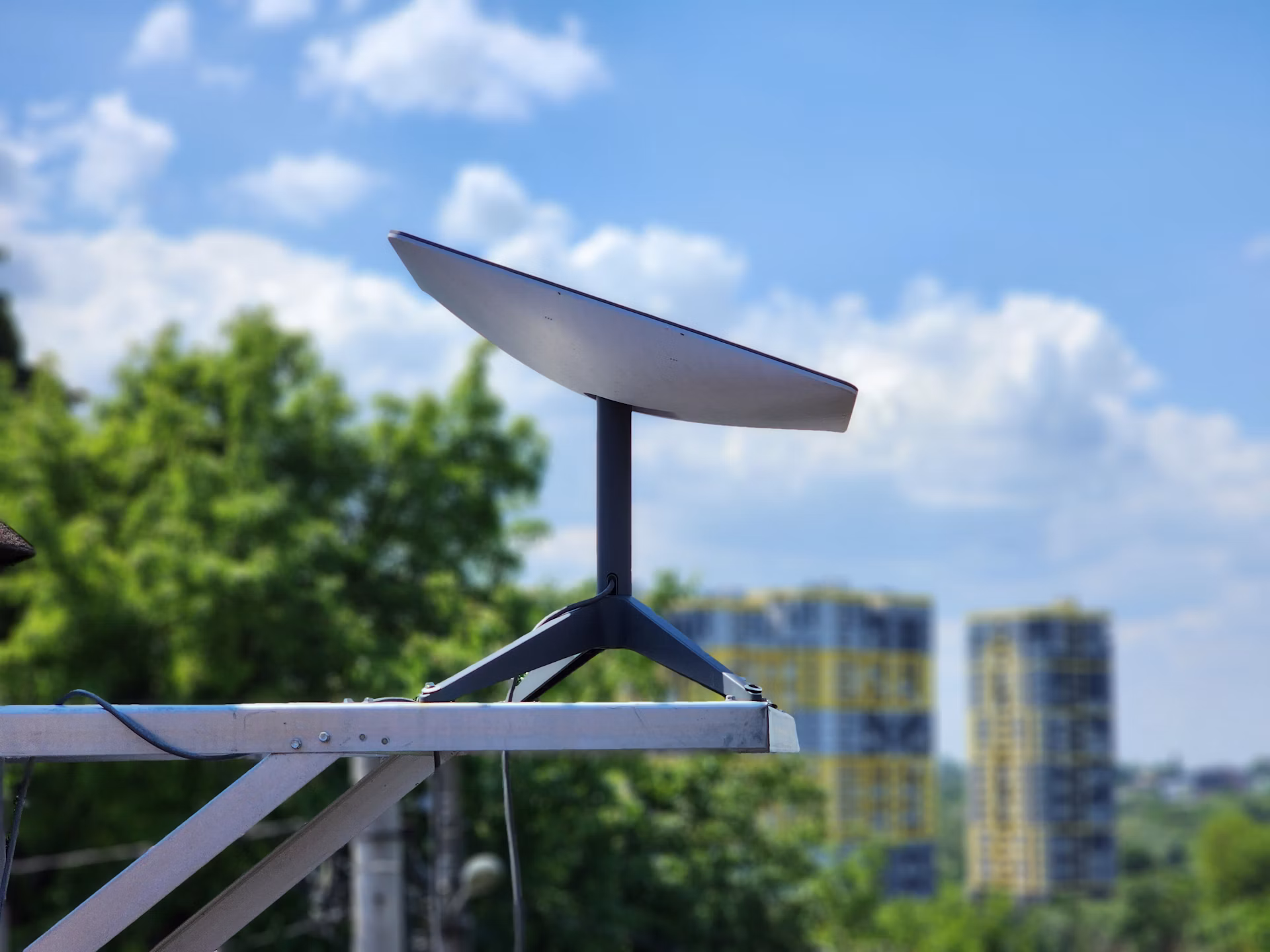 Antena de internet satelital instalada en altura para brindar conectividad en zonas remotas